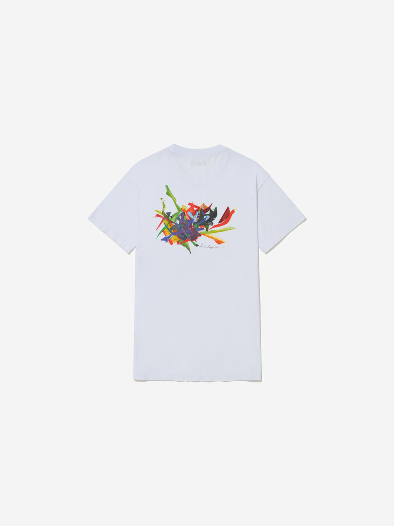 Vista traseira, com fundo cinza, da camiseta branca de Lucia Laguna.