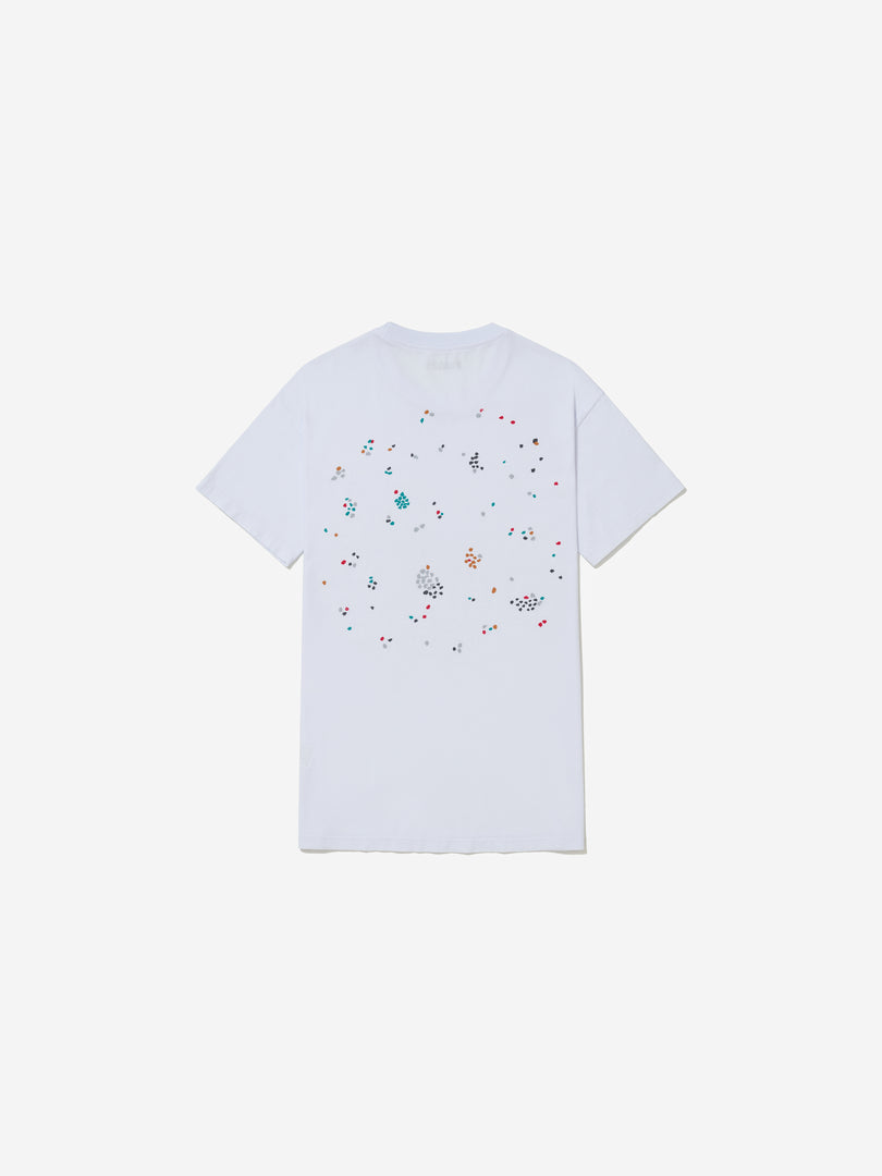 Vista traseira, com fundo cinza, da camiseta de Marina Rheingantz.
