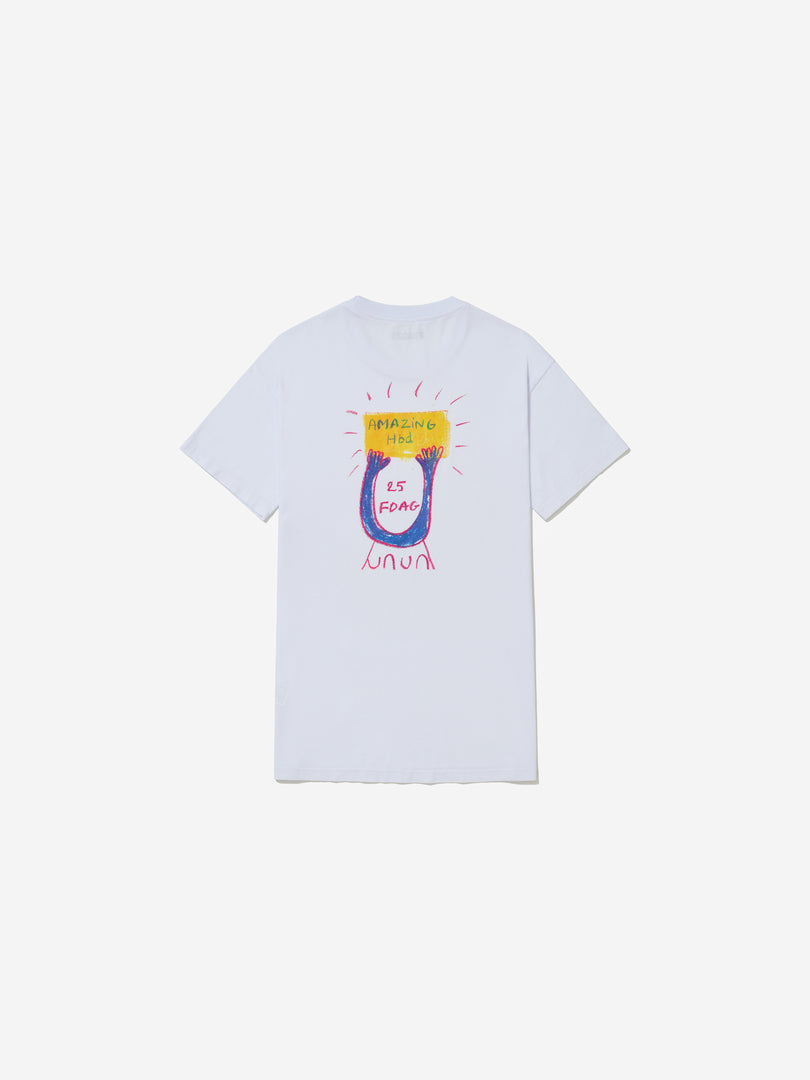 Vista traseira, com fundo cinza, da camiseta de Pélagie Gbaguidi.