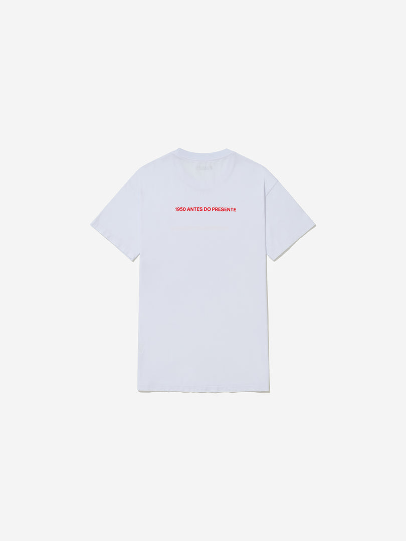 Vista traseira, com fundo cinza, da camiseta de Rodrigo Matheus.