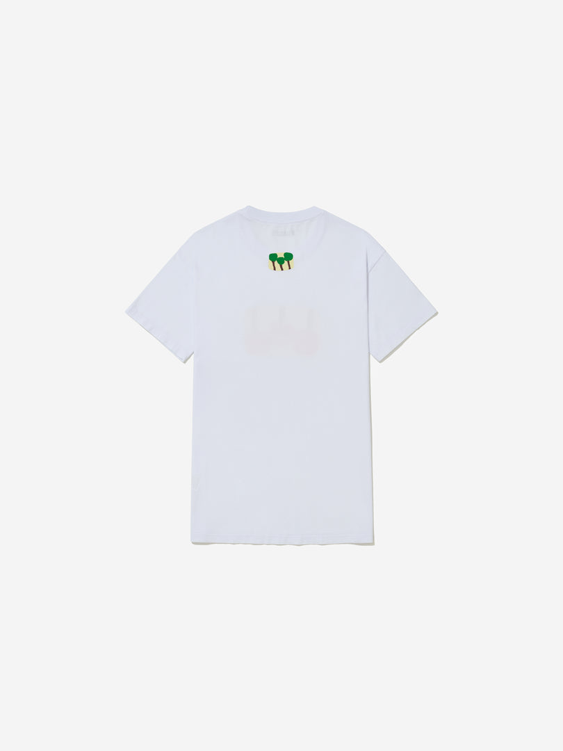 Vista traseira, com fundo cinza, da camiseta de Tatiana Chalhoub.