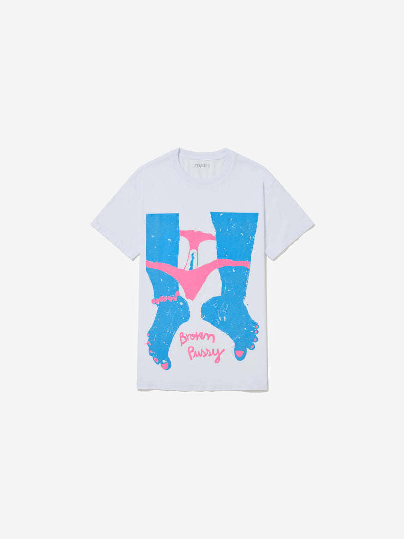 Vista frontal, com fundo cinza, da camiseta de Ana Claudia Almeida.