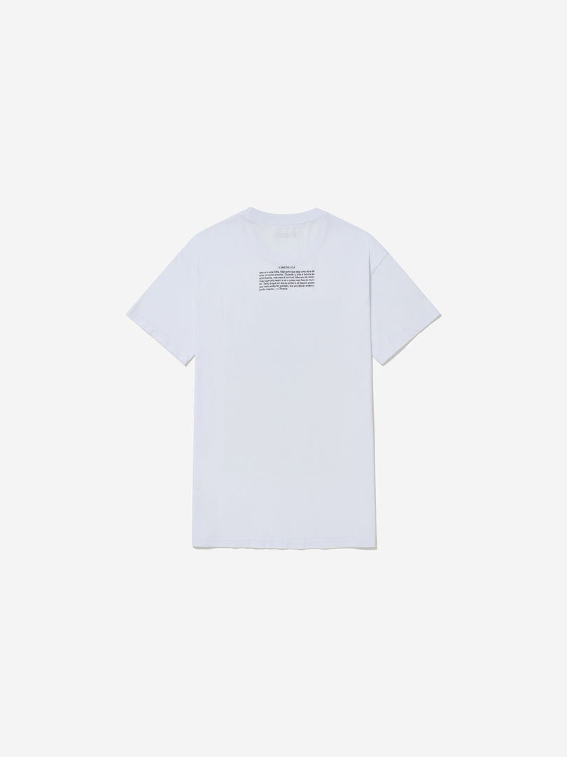 Vista traseira, com fundo cinza, da camiseta de Bárbara Wagner e Benjamin de Burca.