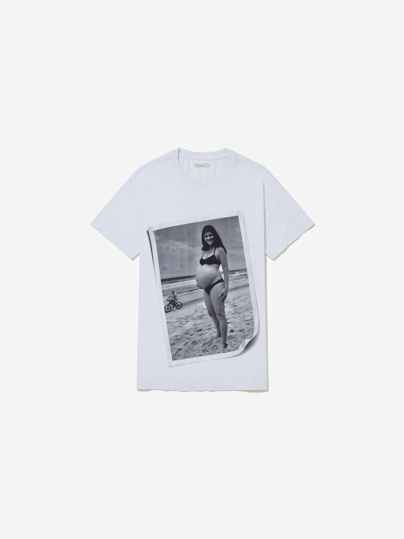 Vista frontal, com fundo cinza, da camiseta de Cerith Wyn Evans.