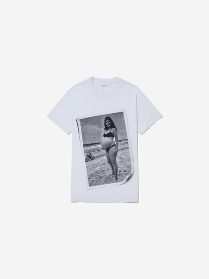 Vista frontal, com fundo cinza, da camiseta de Cerith Wyn Evans.