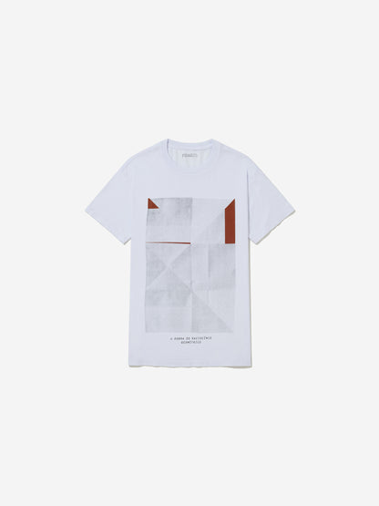 Detalhe, com fundo cinza, da camiseta de Cristiano Lenhardt.