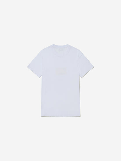 Vista traseira, com fundo cinza, da camiseta branca de Cristiano Lenhardt.