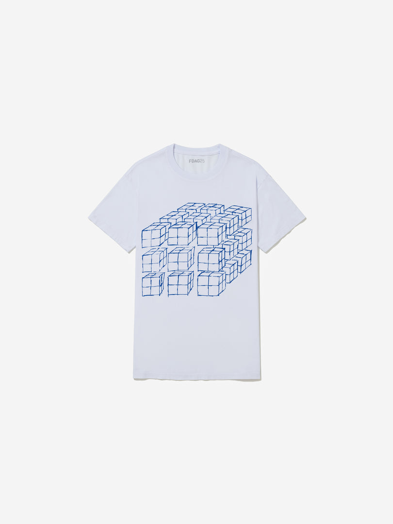 Vista frontal, com fundo cinza, da camiseta de Damián Ortega.