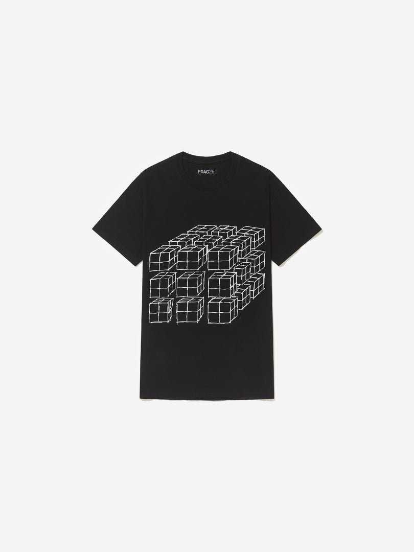 Detalhe, com fundo cinza, da camiseta de Damián Ortega.