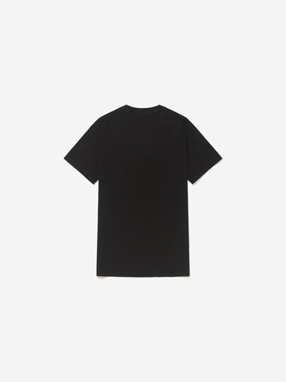 Vista traseira, com fundo cinza, da camiseta preta de Damián Ortega.