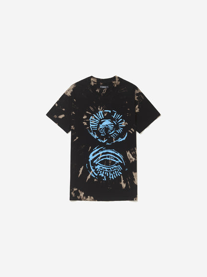 Vista frontal, com fundo cinza, da camiseta de Erika Verzutti.