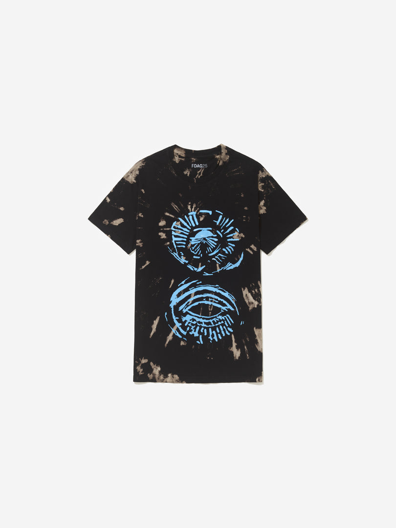 Vista frontal, com fundo cinza, da camiseta de Erika Verzutti.