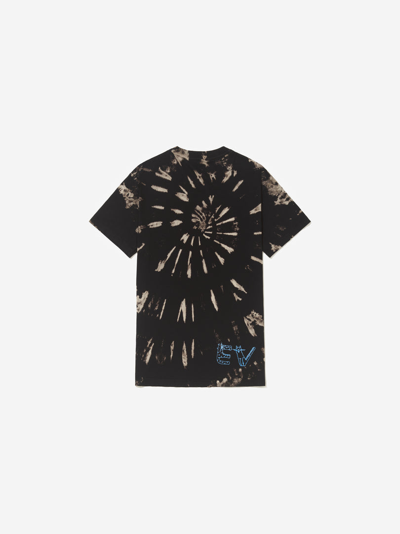 Vista traseira, com fundo cinza, da camiseta de Erika Verzutti.