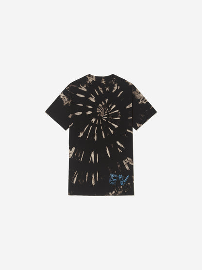 Vista traseira, com fundo cinza, da camiseta de Erika Verzutti.