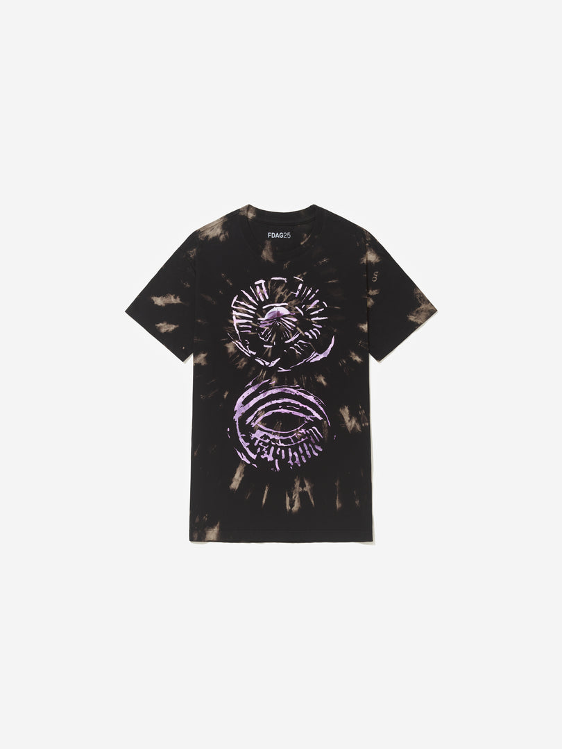 Detalhe, com fundo cinza, da camiseta de Erika Verzutti.