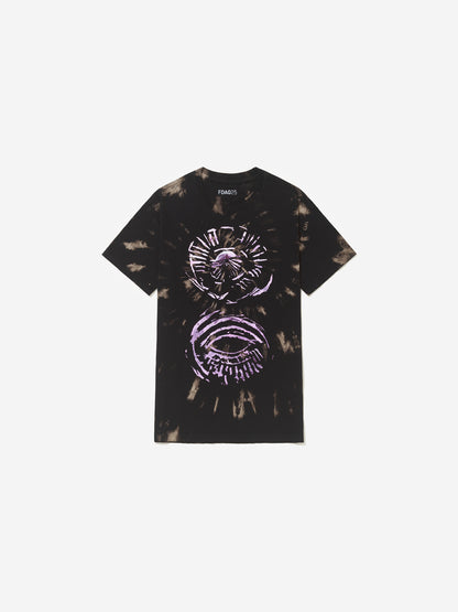 Detalhe, com fundo cinza, da camiseta de Erika Verzutti.