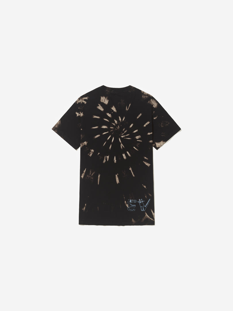 Detalhe, com fundo cinza, da camiseta de Erika Verzutti.