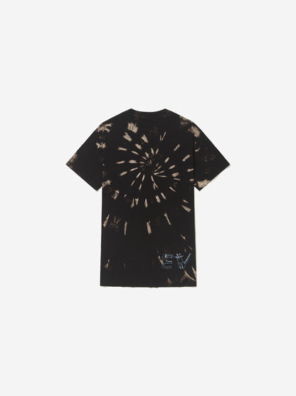 Detalhe, com fundo cinza, da camiseta de Erika Verzutti.