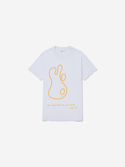 Vista frontal, com fundo cinza, da camiseta de Ernesto Neto.