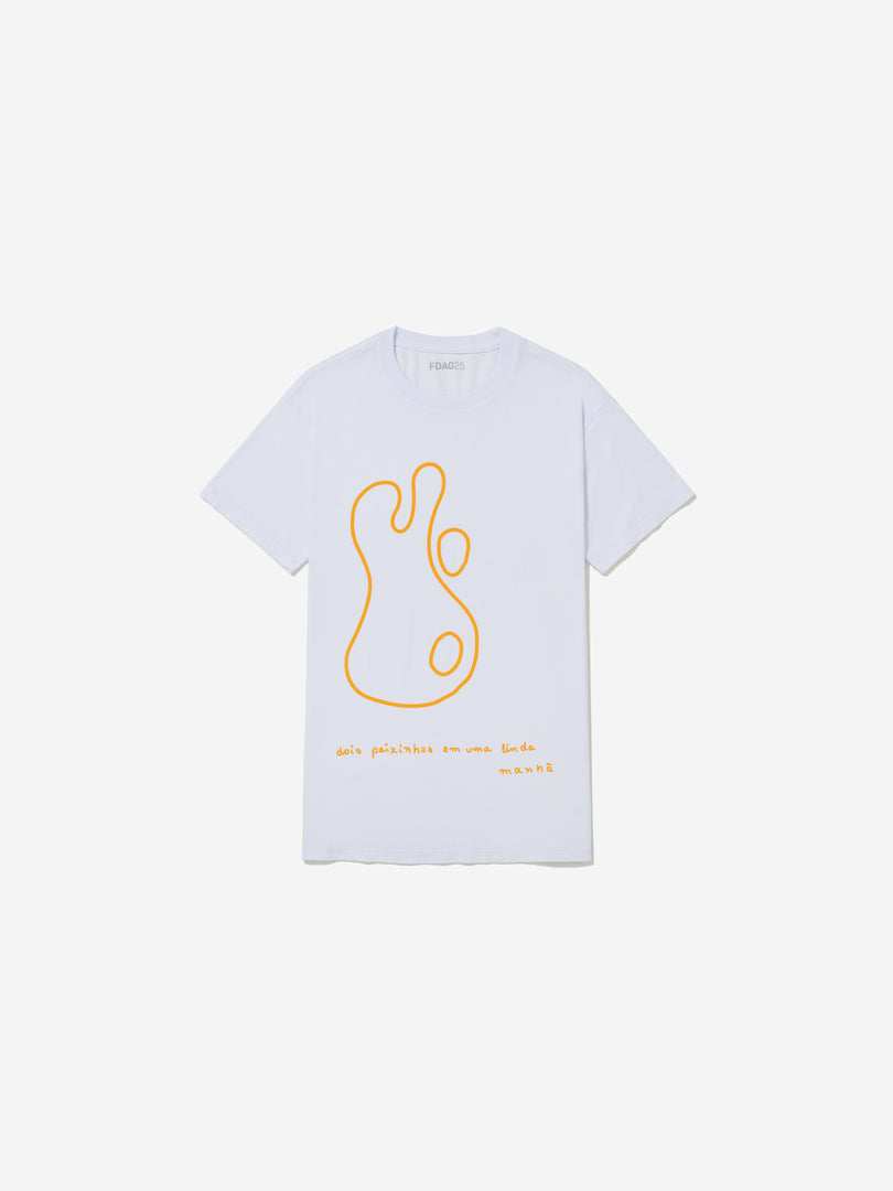 Vista frontal, com fundo cinza, da camiseta de Ernesto Neto.