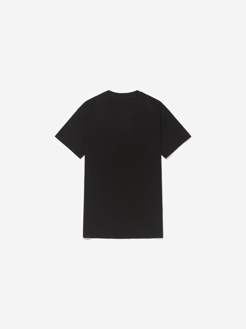 Vista traseira, com fundo cinza, da camiseta preta de Iran do Espírito Santo.