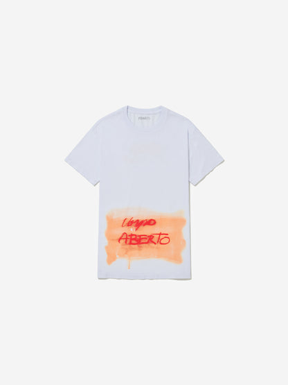 Vista frontal, com fundo cinza, da camiseta de Janaina Tschäpe.