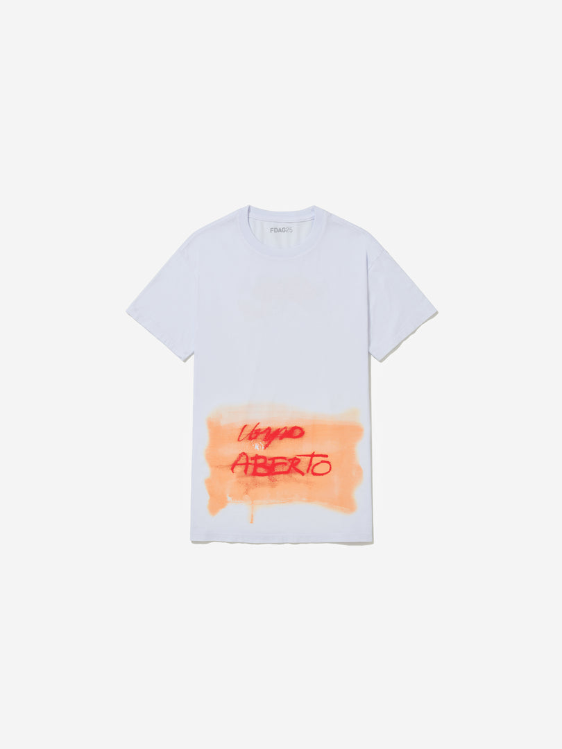 Vista frontal, com fundo cinza, da camiseta de Janaina Tschäpe.