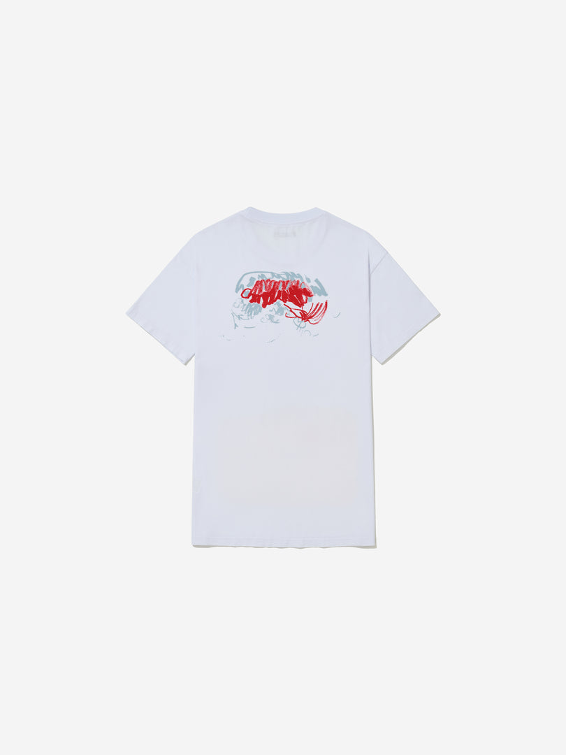 Vista traseira, com fundo cinza, da camiseta de Janaina Tschäpe.