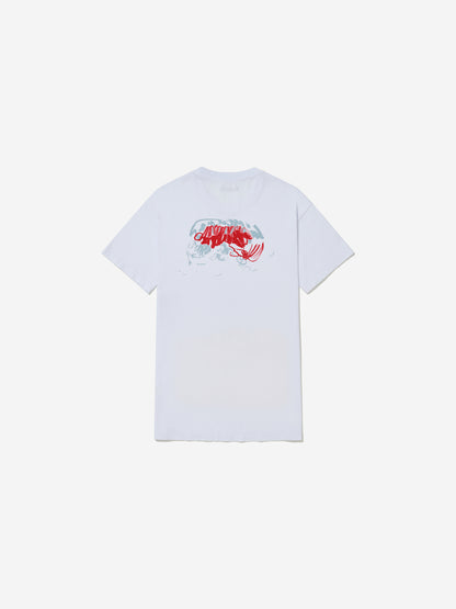 Vista traseira, com fundo cinza, da camiseta de Janaina Tschäpe.