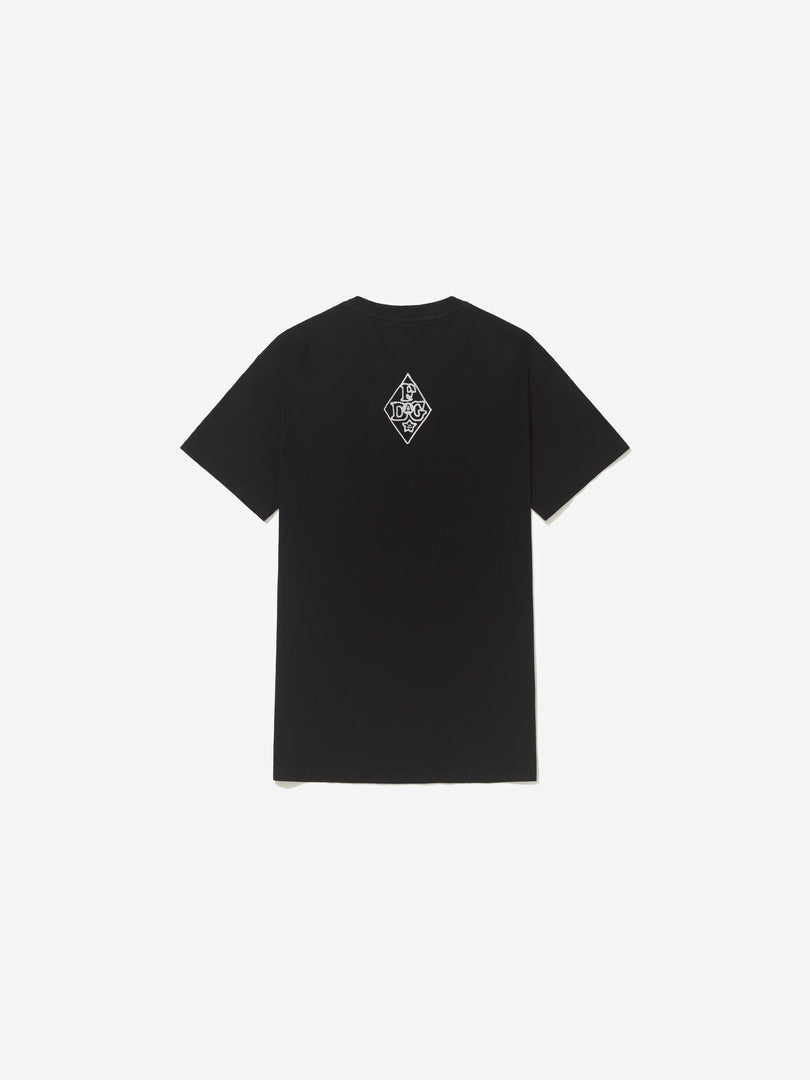 Vista traseira, com fundo cinza, da camiseta de Jesse Wine.