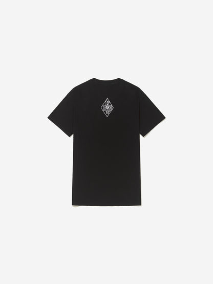Vista traseira, com fundo cinza, da camiseta de Jesse Wine.