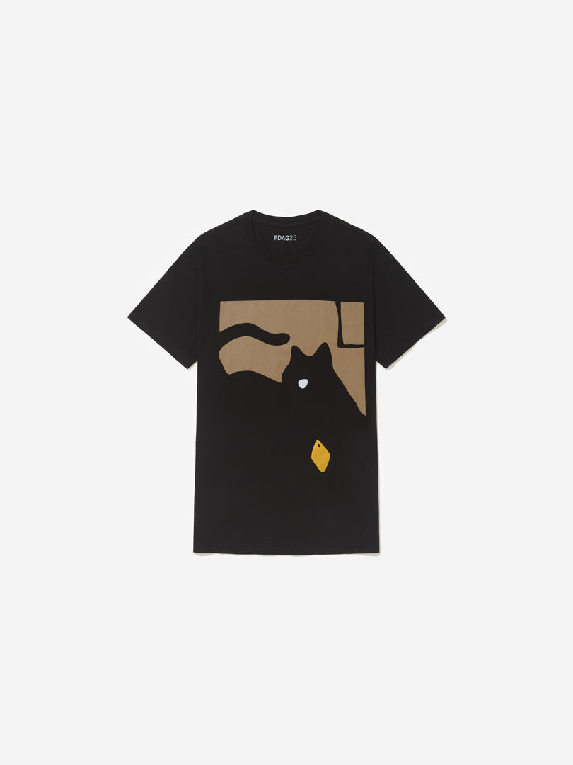 Vista frontal, com fundo cinza, da camiseta de João Maria Gusmão.