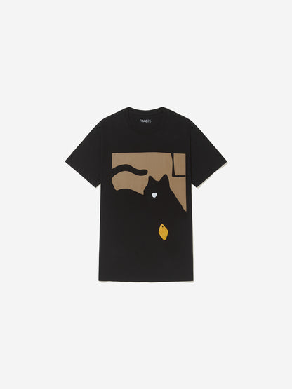 Vista frontal, com fundo cinza, da camiseta de João Maria Gusmão.