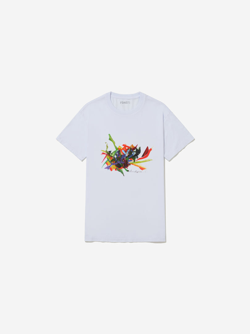 Vista frontal, com fundo cinza, da camiseta branca de Lucia Laguna.