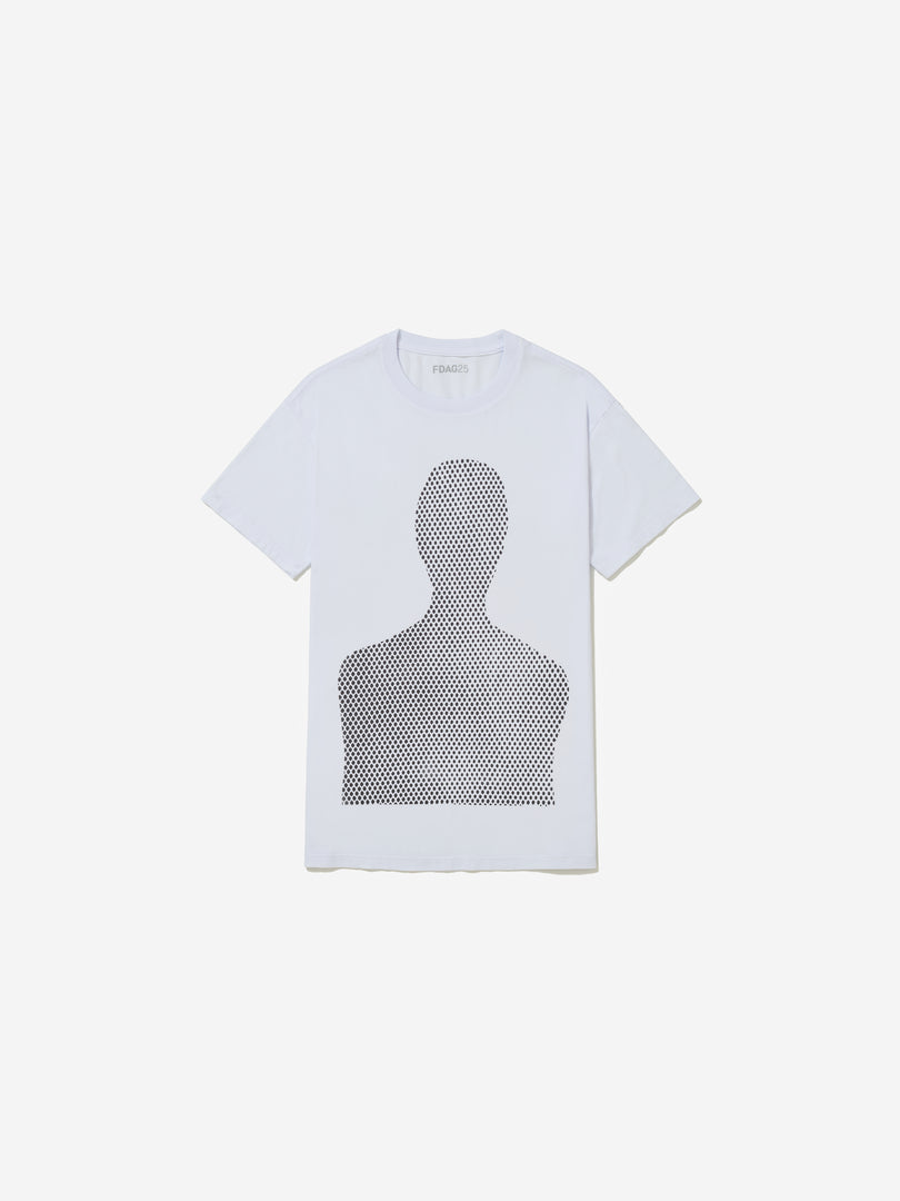 Vista frontal, com fundo cinza, da camiseta de Luiz Zerbini.