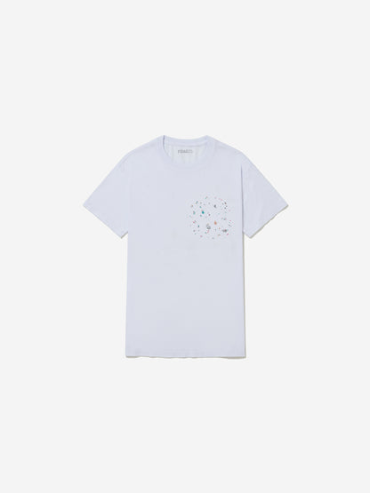 Vista frontal, com fundo cinza, da camiseta de Marina Rheingantz.