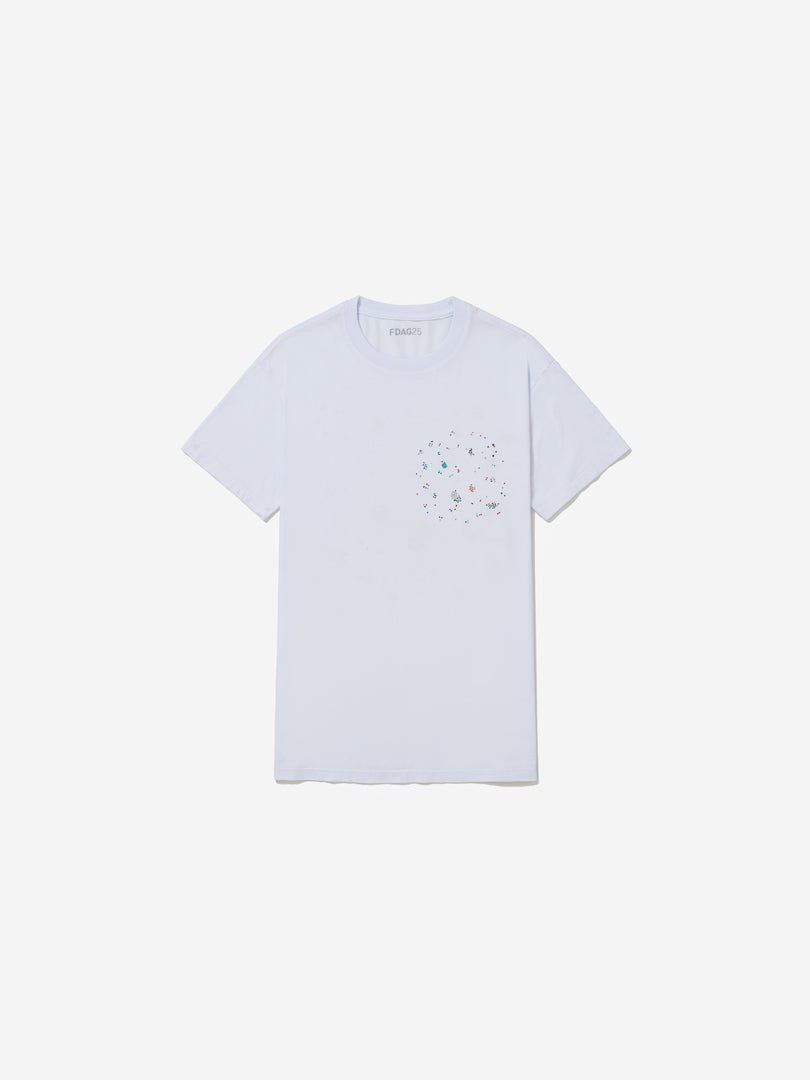 Vista frontal, com fundo cinza, da camiseta de Marina Rheingantz.