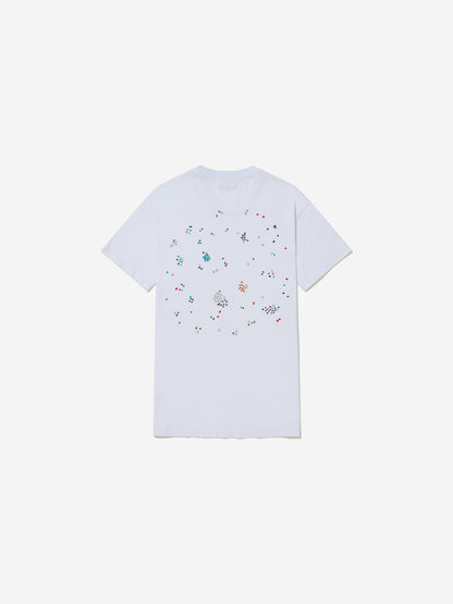 Vista traseira, com fundo cinza, da camiseta de Marina Rheingantz.