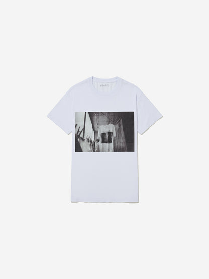 Vista frontal, com fundo cinza, da camiseta de Mauro Restiffe.