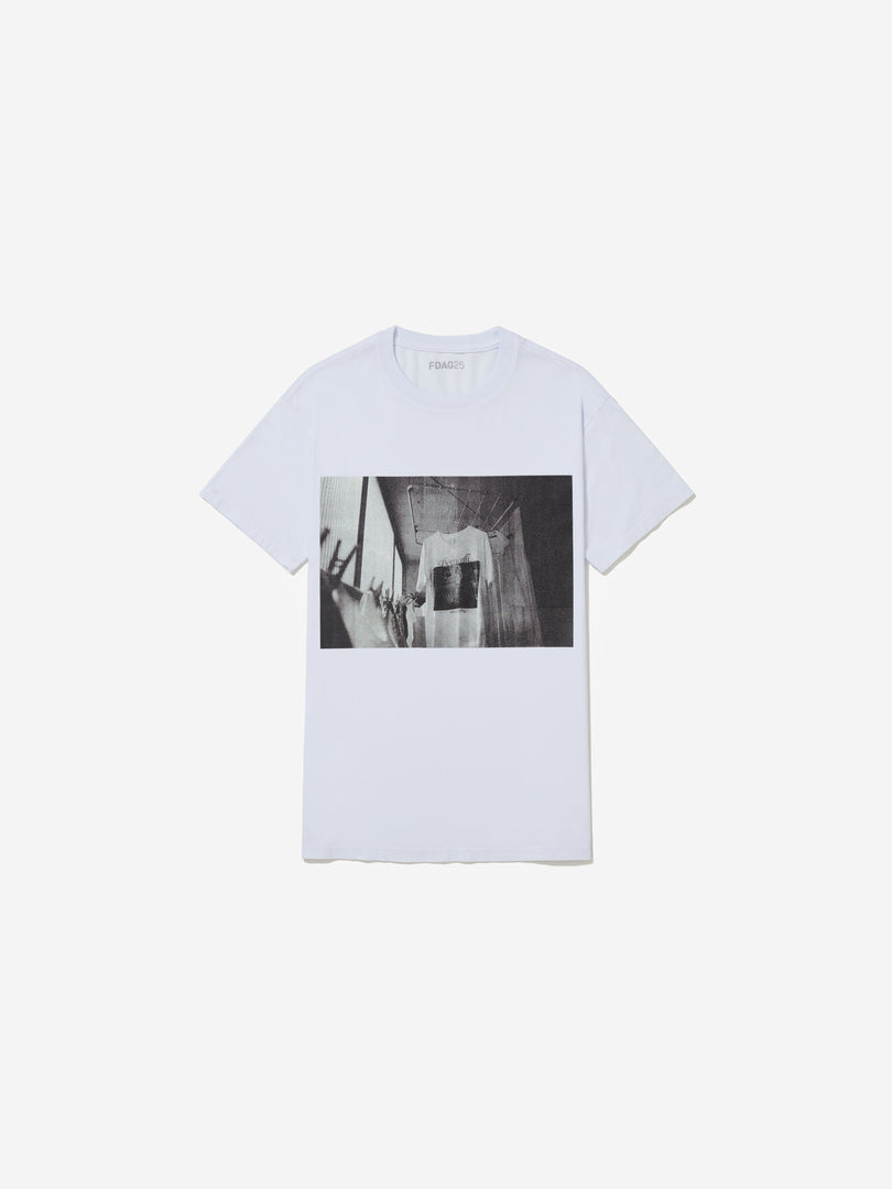 Vista frontal, com fundo cinza, da camiseta de Mauro Restiffe.