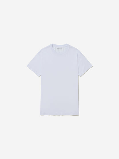 Vista frontal, com fundo cinza, da camiseta branca de Pélagie Gbaguidi.