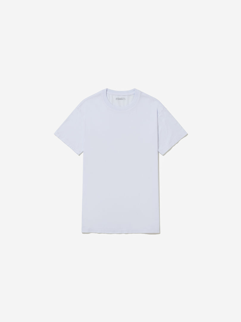 Vista frontal, com fundo cinza, da camiseta branca de Pélagie Gbaguidi.