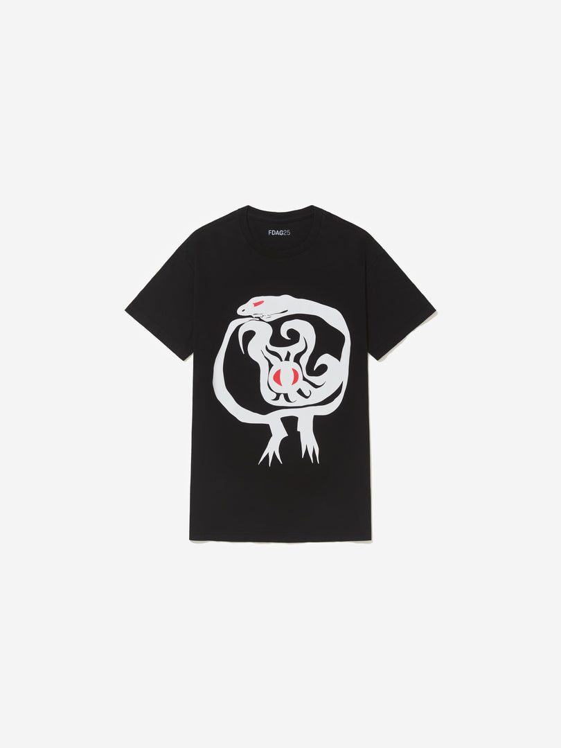 Vista frontal, com fundo cinza, da camiseta de Rivane Neuenschwander.