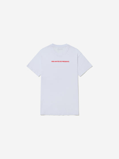 Vista traseira, com fundo cinza, da camiseta de Rodrigo Matheus.