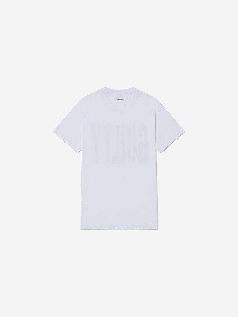 Vista traseira, com fundo cinza, da camiseta de Sarah Morris.