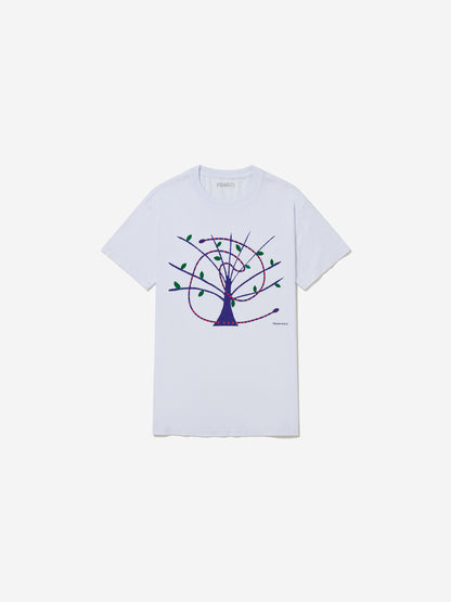 Vista frontal, com fundo cinza, da camiseta de Sheroanawe Hakihiiwe.