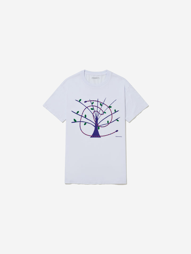 Vista frontal, com fundo cinza, da camiseta de Sheroanawe Hakihiiwe.