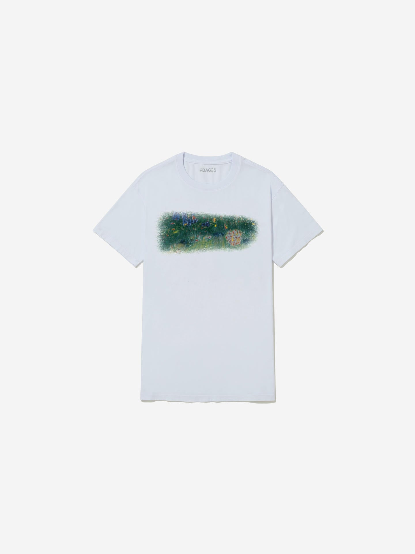 Vista frontal, com fundo cinza, da camiseta de Sophia Loeb.