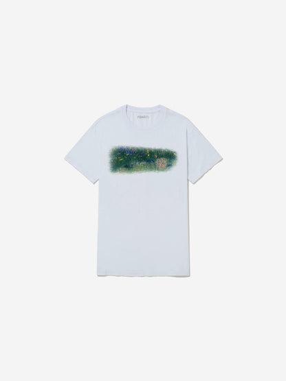 Vista frontal, com fundo cinza, da camiseta de Sophia Loeb.