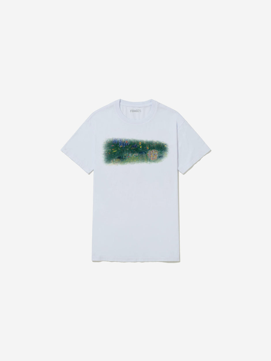 Vista frontal, com fundo cinza, da camiseta de Sophia Loeb.